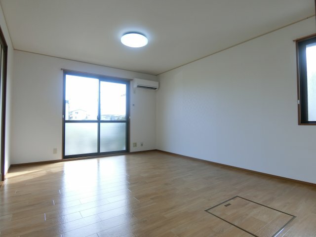 拡大写真：プレミール 1階103の居間