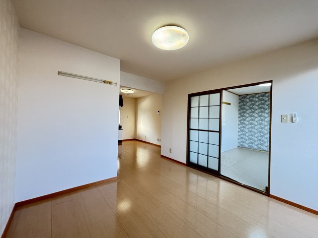 拡大写真:エスポワール三柳B棟 1階102の居間