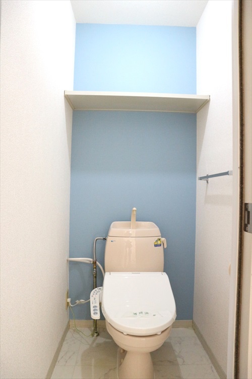 拡大写真:サンシャイン宏池B 1階201の温水洗浄暖房便座付き♪上部へは、収納棚ございます♪