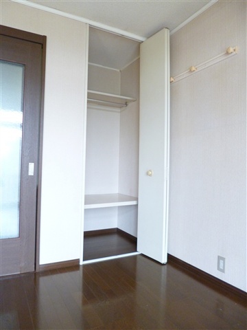 拡大写真:佐野市山越町 2階101の洋室(6帖)の収納♪ハンガーパイプ付いています♪