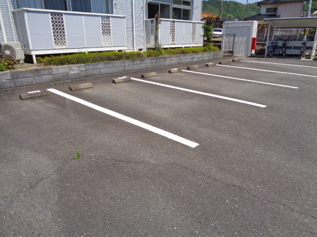 拡大写真:ハイムヴェルフォンヌ 1階102の駐車場