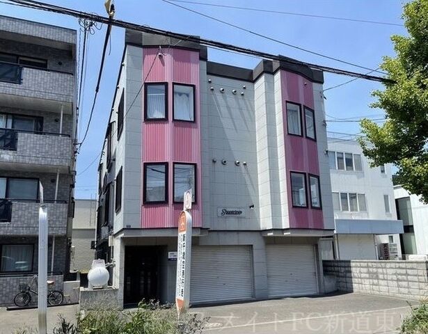 拡大写真:シューストリングス 3階201の建物外観