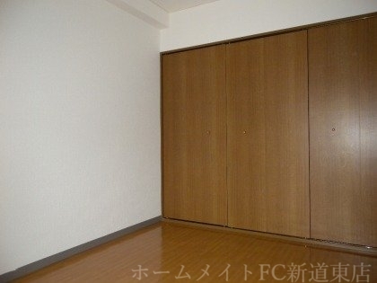 拡大写真:コスモ本町 5階502の洋室