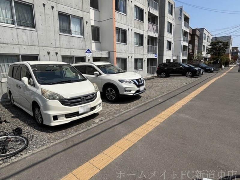 拡大写真:メゾンクー・ドゥ・クール 4階402の駐車場