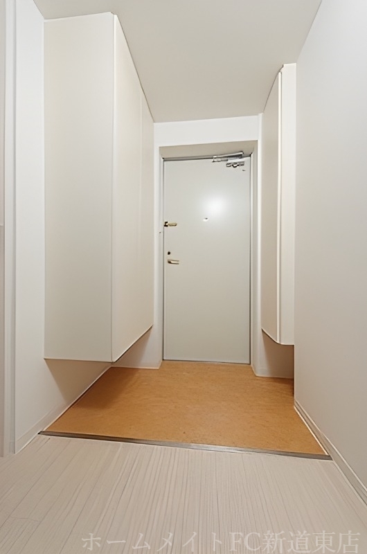 拡大写真：Seventh Court Motomachi　(セブンスコートモトマチ) 2階206の玄関