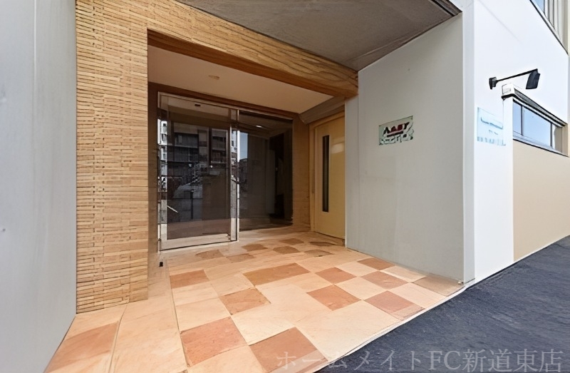 拡大写真：Seventh Court Motomachi　(セブンスコートモトマチ) 2階206のエントランス