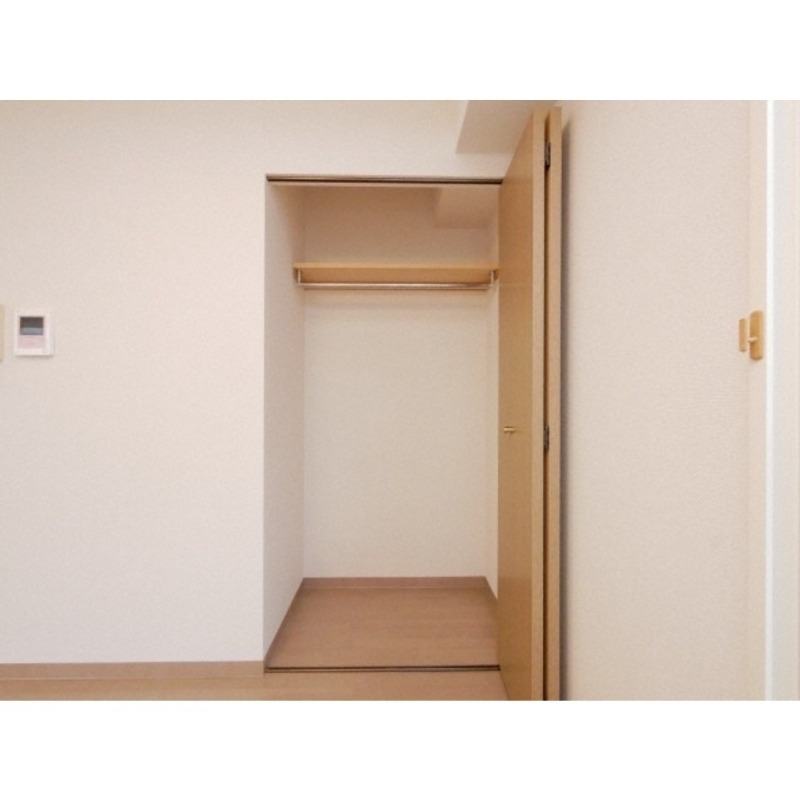 拡大写真:リライエンス円山 2階203の収納