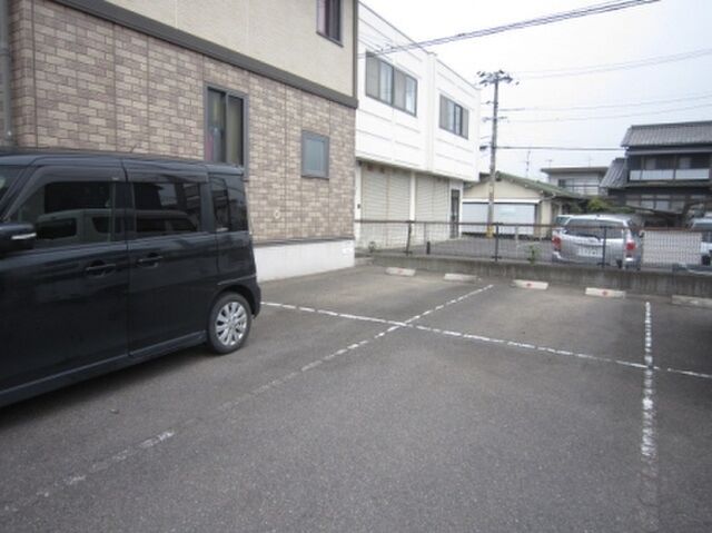 拡大写真:グランディス・エギ 1階B1の駐車場があるので、車を買う予定の方も安心です