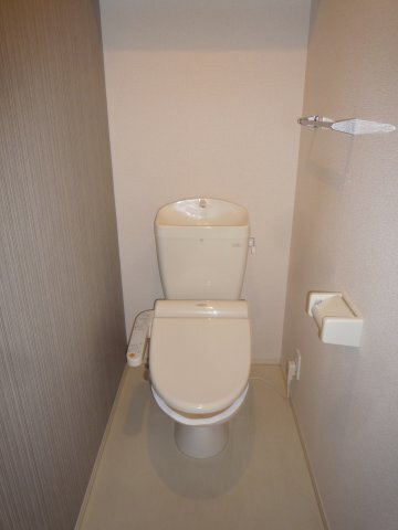 拡大写真:ウィット西深津 B 1階103の清潔感のあるトイレです