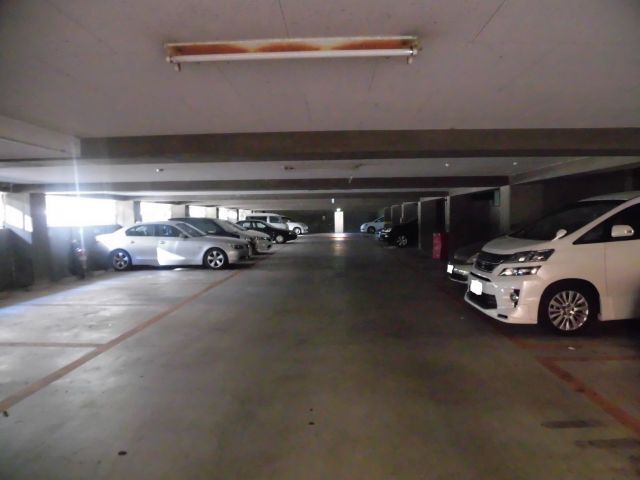 拡大写真:ギャレ金剛 4階408の地下駐車場