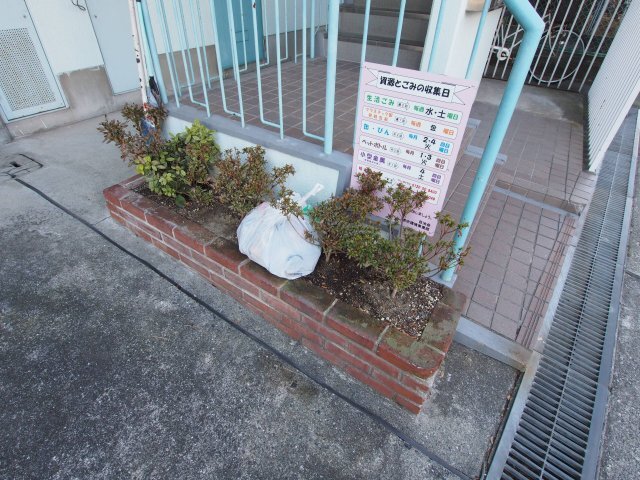 拡大写真:レジデンスサカタ 3階305の敷地内ゴミ捨場