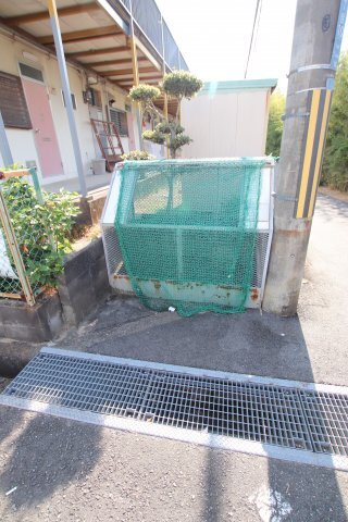 拡大写真:プレミールB 2階202の敷地内ゴミ置き場