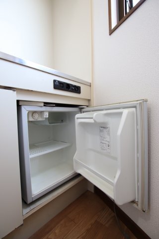 拡大写真:コサエールマンション 3階302のミニ冷蔵庫