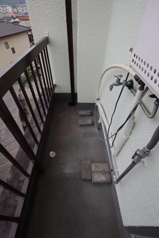 拡大写真:末広マンション 3階305の室外洗濯機置場