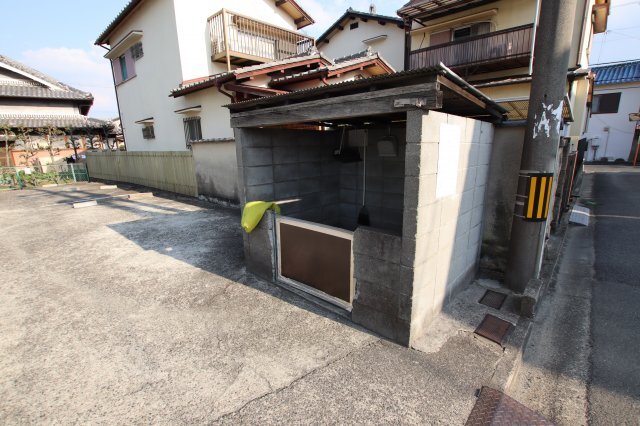 拡大写真:末広マンション 3階305の敷地内ゴミ捨場
