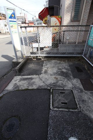 拡大写真:栄町フラッツ 2階206の敷地内ゴミ捨場