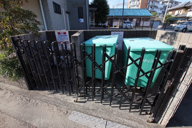 拡大写真:クオリティコート 3階306の敷地内ゴミ置き場
