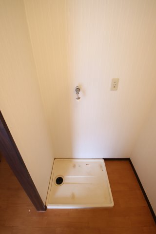 拡大写真:タウニィハイツ金剛 1階107の室内洗濯機置場