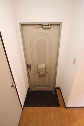 拡大写真:タウニィハイツ金剛 1階107の玄関