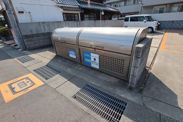 拡大写真:トゥールブランシュM&MⅠ 3階302の敷地内ゴミ置き場