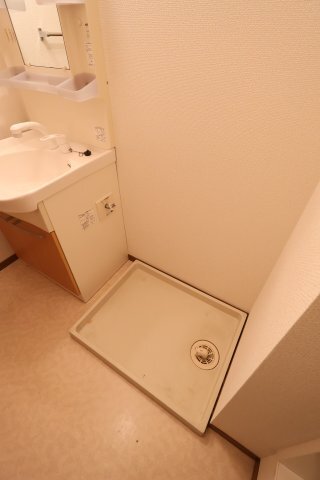 拡大写真:プレミールB 1階103の室内洗濯機置場