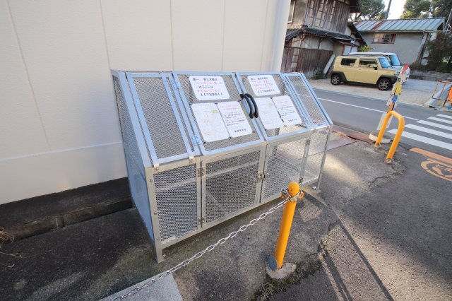 拡大写真:ハイツ中西 3階301の敷地内ゴミ置き場