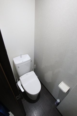 拡大写真:堺市東区日置荘西町ガレージハウス 1階1のトイレ
