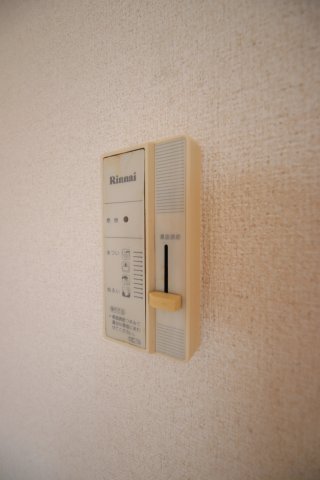 拡大写真:ドムス河内長野 5階502の給湯器リモコン