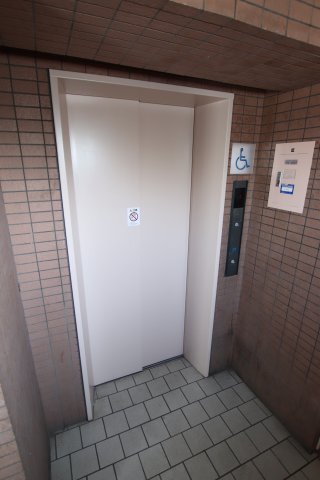 拡大写真:ルナピエーナ泉北 2階205のエレベーター