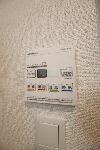 拡大写真:アイマコート初芝 1階102の浴室乾燥機