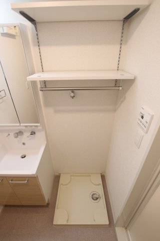 拡大写真:アイマコート初芝 1階102の室内洗濯機置場