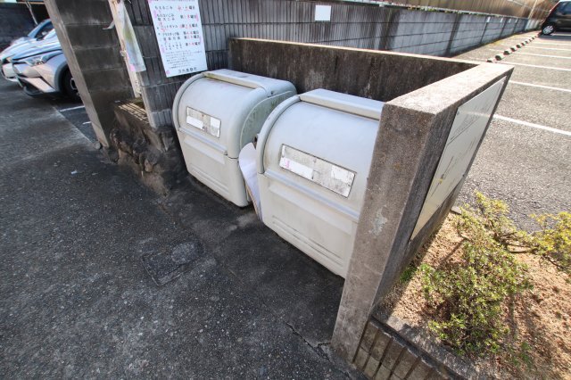 拡大写真:メロディーハイム 1階101の敷地内ゴミ捨場