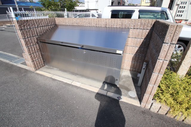 拡大写真:グレイスヴィオラ 1階106の敷地内ゴミ置き場