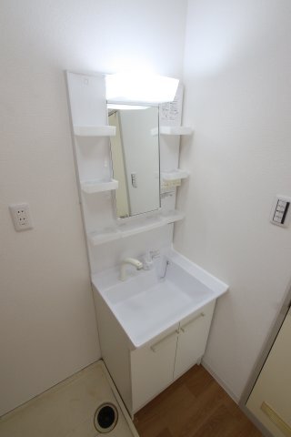 拡大写真:サンハイツB 1階102の独立洗面台
