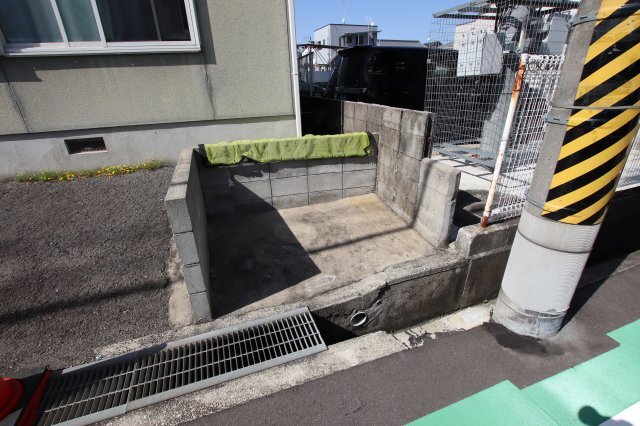 拡大写真:サンハイツB 1階102の敷地内ゴミ置き場