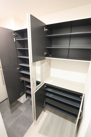 拡大写真:CASAMUKAINO 3階303のシューズボックス