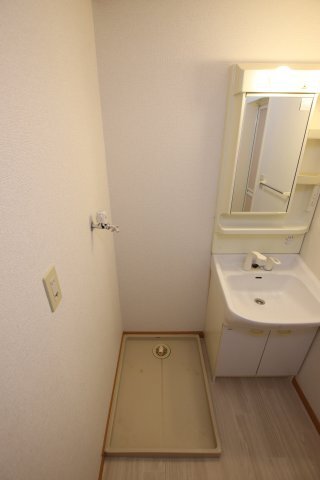 拡大写真:ミシュカーン 1階102の室内洗濯機置場