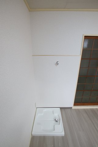 拡大写真:ブルースカイハイツ 1階B104の室内洗濯機置場