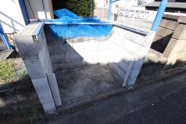 拡大写真:ブルースカイハイツ 1階B104の敷地内ゴミ置き場