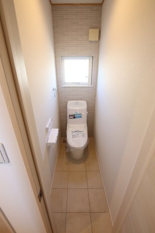 拡大写真:堺市中区東山賃貸戸建 1階1のトイレ