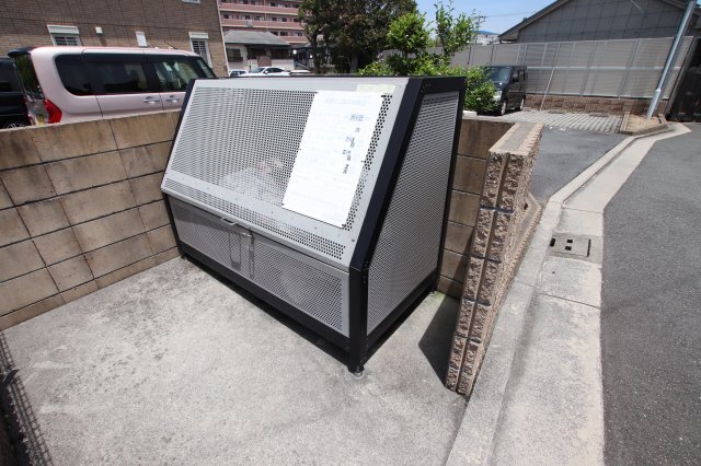 拡大写真:サニーコートM 1階102の敷地内ゴミ捨場