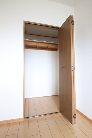 拡大写真:シャルム西之山 3階302の収納