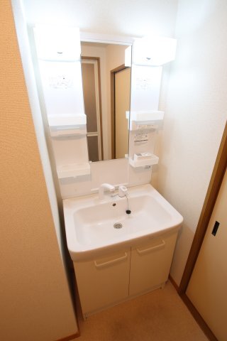 拡大写真:シャルム西之山 3階302の独立洗面台