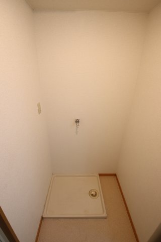 拡大写真:シャルム西之山 3階302の室内洗濯機置場