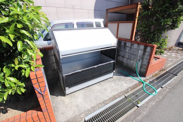 拡大写真:シャルム西之山 3階302の敷地内ゴミ捨場