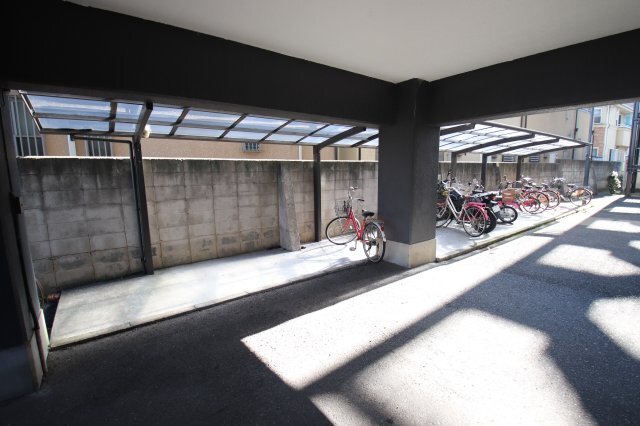 拡大写真:SAMURAIマンション 5階502の駐輪場