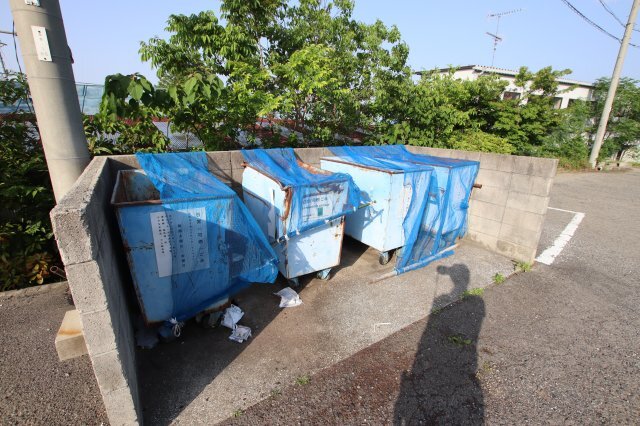 拡大写真:小林マンション 3階308の敷地内ゴミ置き場