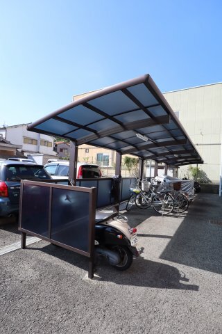 拡大写真:ロイヤルガーデン長野 2階202の駐輪場