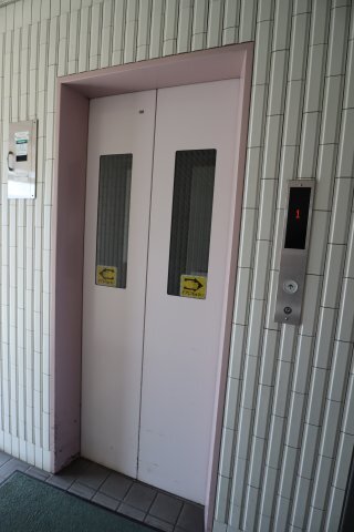 拡大写真:ロイヤルガーデン長野 2階202のエレベーター