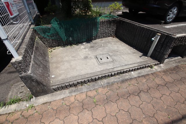 拡大写真:プラザエクシード 1階103の敷地内ゴミ置き場